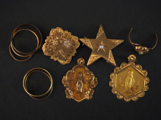 Vente aux enchères Petit ensemble de broches, médailles et alliances en or. Poids tel : 1