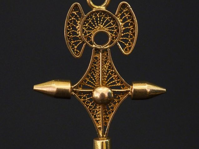 Pendentif en or jaune, à décor ajouré et filigrané.  3,5 x 2,5 cm (san