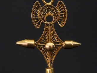 Vente aux enchères Pendentif en or jaune, à décor ajouré et filigrané.  3,5 x 2,5 cm (san