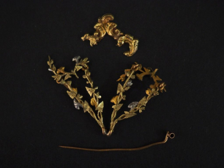 Vente aux enchères Ensemble comprenant :  - un élément de bijou, à décor de feuilles.  (a