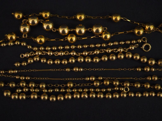 Vente aux enchères Fragments de colliers de perles en or.  Poids : 30,94 g   