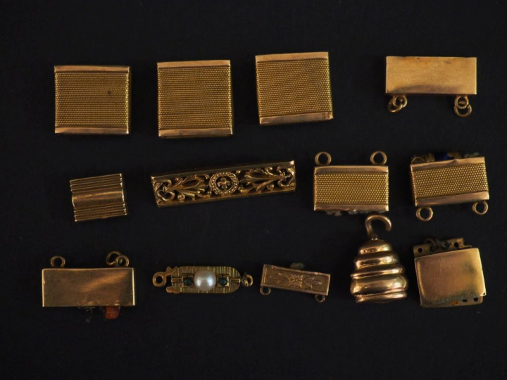 Eléments de fermoirs ou de bracelets en or.  Poids : 17,57 g   