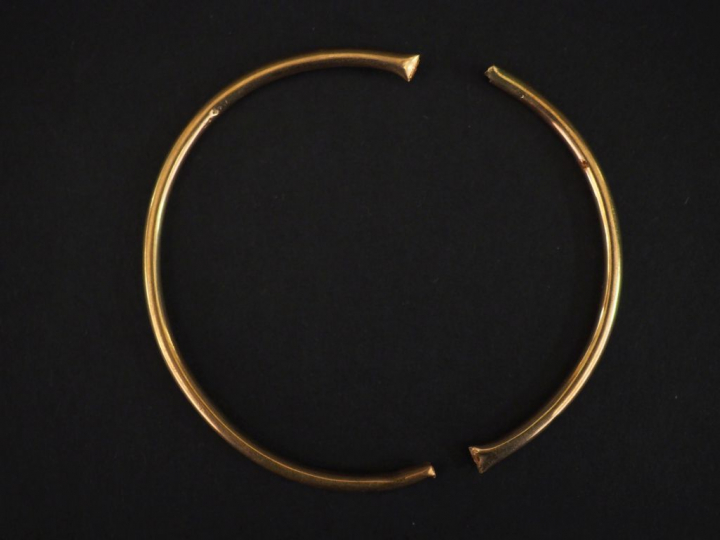 Jonc en or jaune.  Poids. 4,04 g (accidenté)   