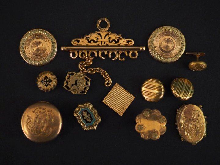 Boutons de plastron, broches et divers éléments en or.  Poids : 27,38 