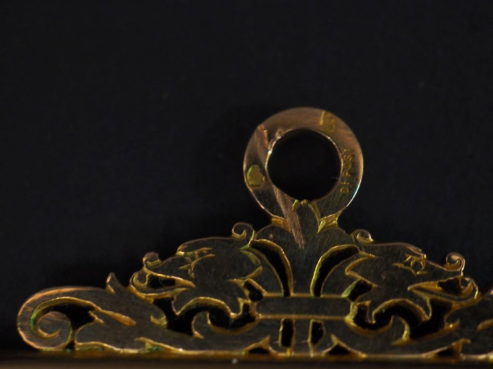 Boutons de plastron, broches et divers éléments en or.  Poids : 27,38 