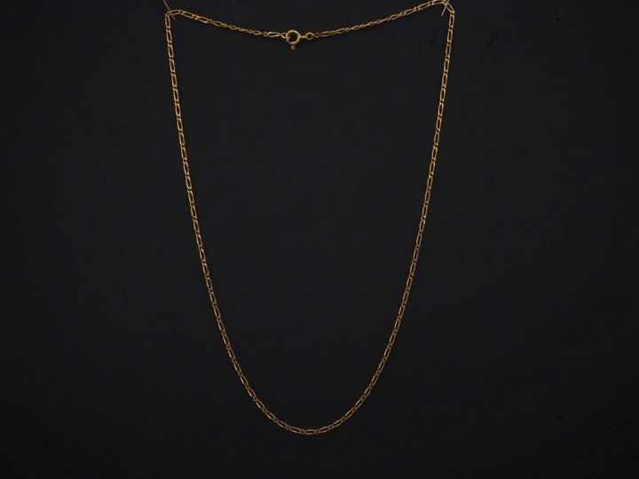 Chaine en or jaune, maille cheval. Long. 45 cm Poids. 3,85 g   