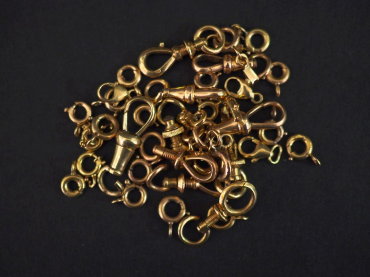 Ensemble de bélières en or.  Poids : 24,33 g   