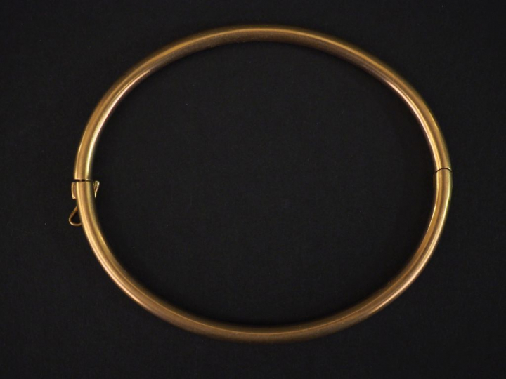 Bracelet jonc en or jaune.  5 x 6 cm Poids. 6,49 g (petits enfoncement