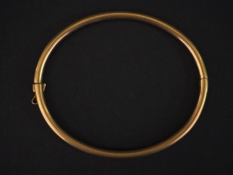 Vente aux enchères Bracelet jonc en or jaune.  5 x 6 cm Poids. 6,49 g (petits enfoncement