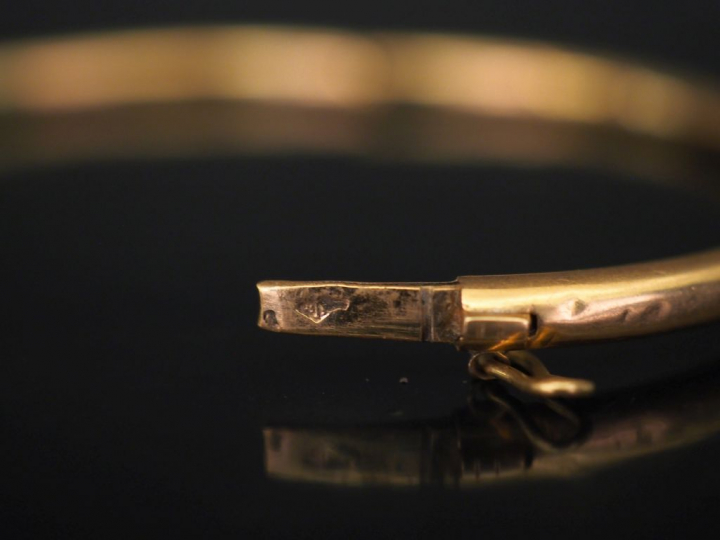 Bracelet jonc en or jaune.  5 x 6 cm Poids. 6,49 g (petits enfoncement