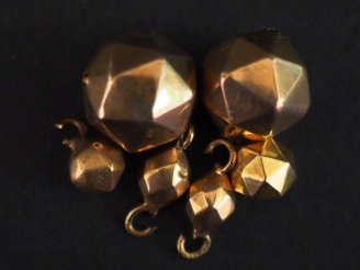 Vente aux enchères Perles facetées en or.  Poids : 2,74 g   