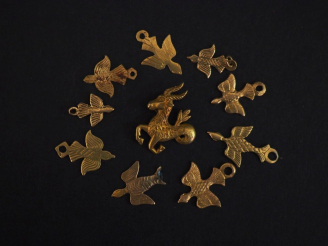 Vente aux enchères Ensemble de St-Esprit ou animaux en or.  Poids : 4,86 g   