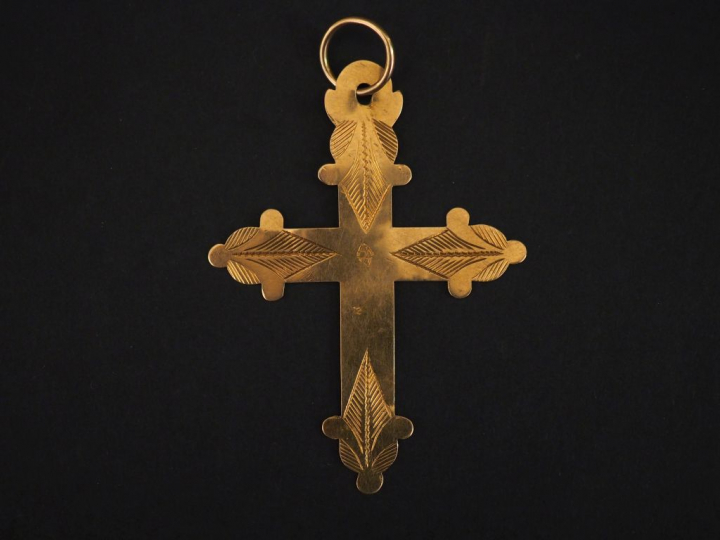 Pendentif en or jaune, en forme de croix.  6,4 x 4,8 cm Poids. 3,96 g 