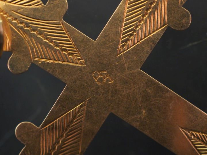 Pendentif en or jaune, en forme de croix.  6,4 x 4,8 cm Poids. 3,96 g 