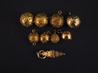 Vente aux enchères Différents éléments de colliers en or.  Poids : 6,46 g   