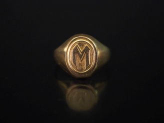 Vente aux enchères Bague de forme chevalière en or jaune, à décor de la lettre "M". TDD. 