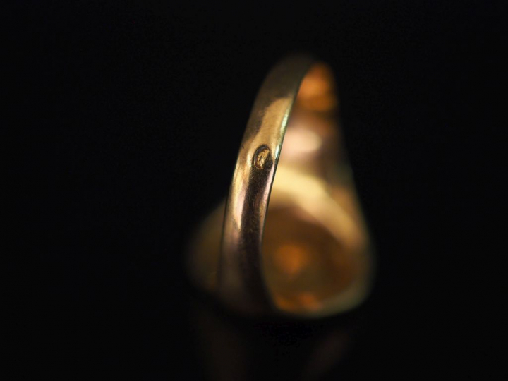 Bague de forme chevalière en or jaune, à décor de la lettre "M". TDD. 