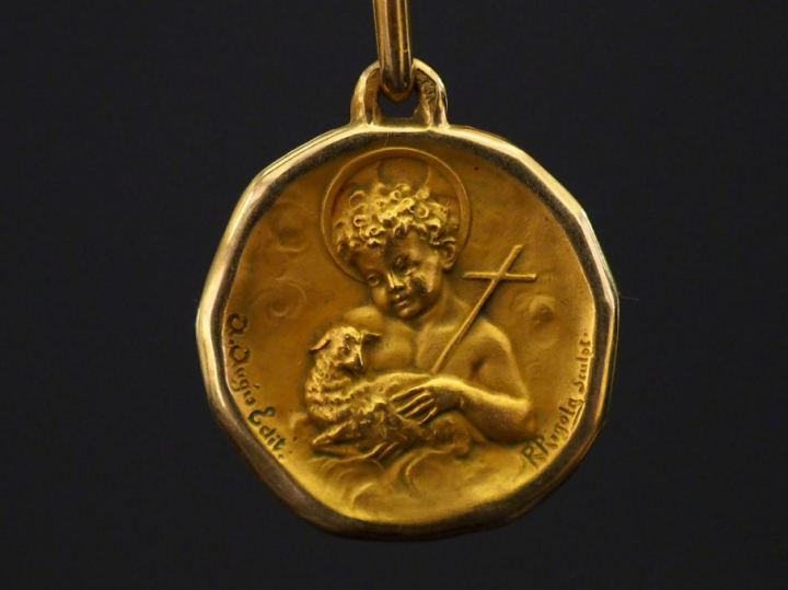 Médaille religieuse en or jaune, à décor de Saint Jean-Baptiste tenant