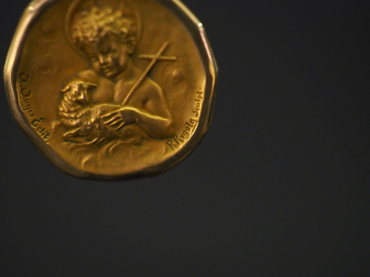 Médaille religieuse en or jaune, à décor de Saint Jean-Baptiste tenant