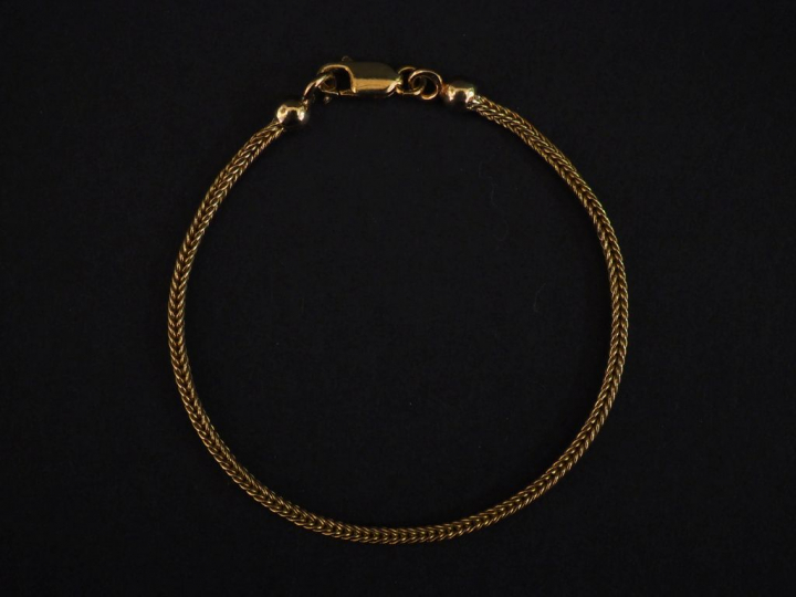 Bracelet en or, maille tressée.  Poids : 4,07 g Longeur : 15 cm   