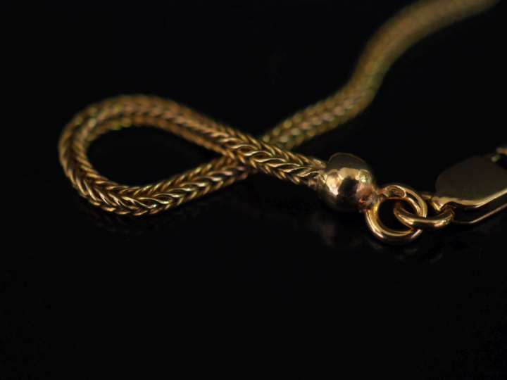 Bracelet en or, maille tressée.  Poids : 4,07 g Longeur : 15 cm   