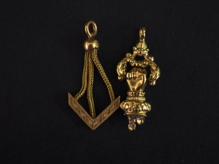 Fragments de pendentifs en or.  Poids: 3,36 g   