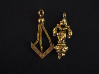 Vente aux enchères Fragments de pendentifs en or.  Poids: 3,36 g   