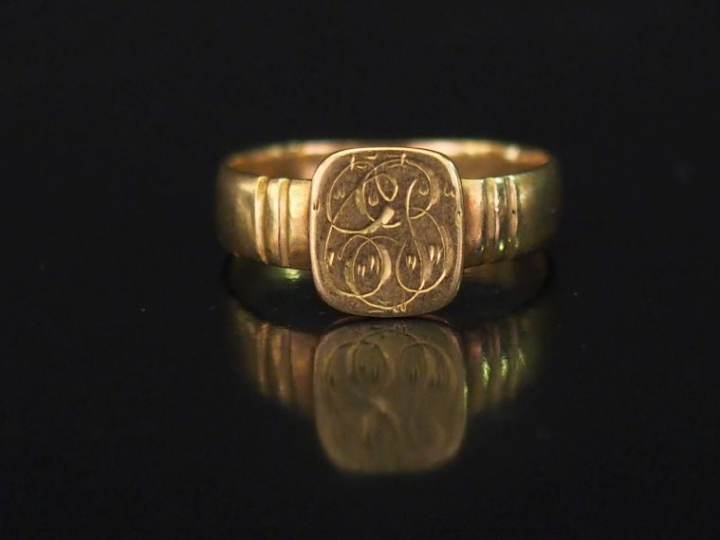 Petite bague Napoléon III en or jaune, à décor gravé de monogramme.  T