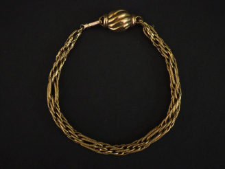 Vente aux enchères Bracelet souple en or jaune, maille ronde tressée et ajourée.  Le ferm