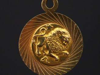 Vente aux enchères Médaille en or jaune, à décor de lion.  Diam. 1,7 cm Poids. 1,71 g   