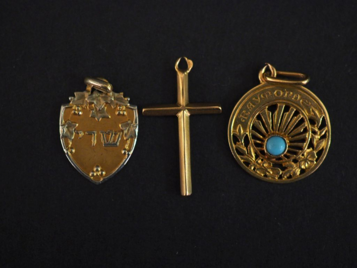 Croix en or. médaille en or. Médaille en or, ornée d'une perle en turq