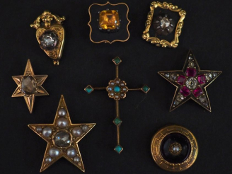 Vente aux enchères Fragments de broches en or et pierres. Poids tel : 12 g   