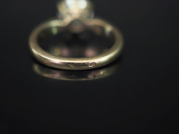 Bague solitaire en or blanc sertie en son centre d'un diamant taille r