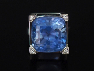 Vente aux enchères Bague de style Art Déco en platine sertie d'un saphir Ceylan de 35,8 c