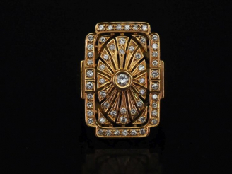 Vente aux enchères Bague en or et diamants de style Art Déco, belle monture ajourée à mot