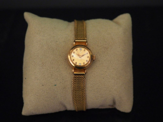 Vente aux enchères OMEGA. Montre Ladymatic de dame en or , boitier en or orné de deux dia