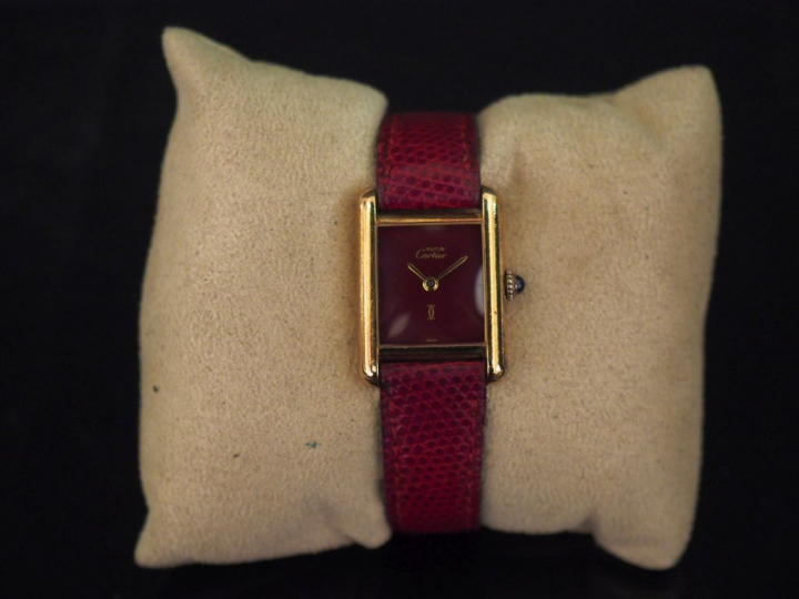 CARTIER.  Montre de dame "Must", boitier en vermeil, bracelet en cuir 