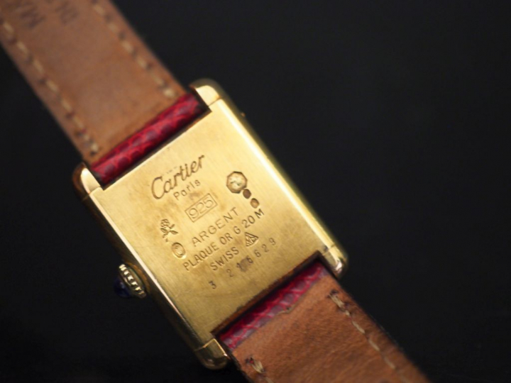 CARTIER.  Montre de dame "Must", boitier en vermeil, bracelet en cuir 