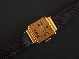 Vente aux enchères Montre de dame, boîtier or (manque le verre). Poids tel : 10,34 g   