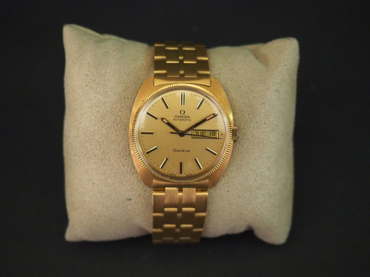 OMEGA. Montre or "Seamaster", bracelet tank en or. Poids tel : 103 g  