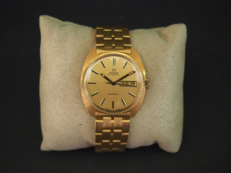 Vente aux enchères OMEGA. Montre or "Seamaster", bracelet tank en or. Poids tel : 103 g  