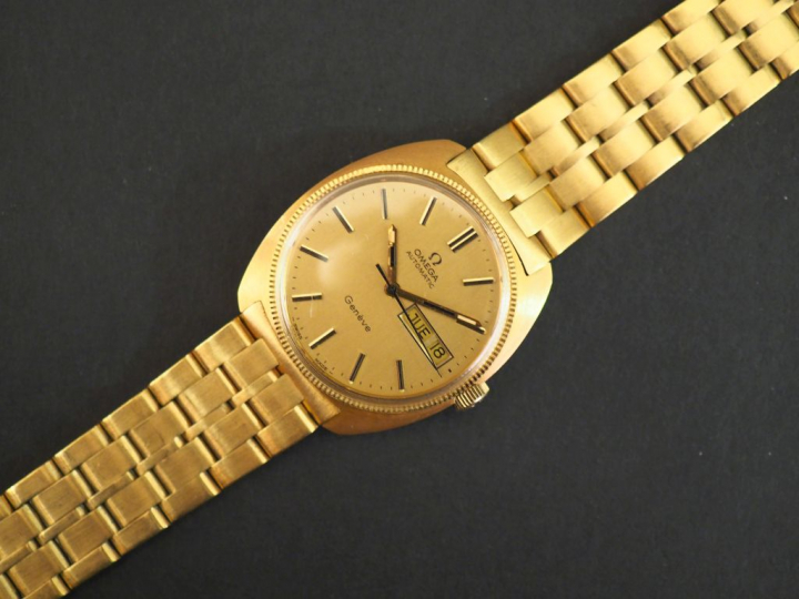 OMEGA. Montre or "Seamaster", bracelet tank en or. Poids tel : 103 g  