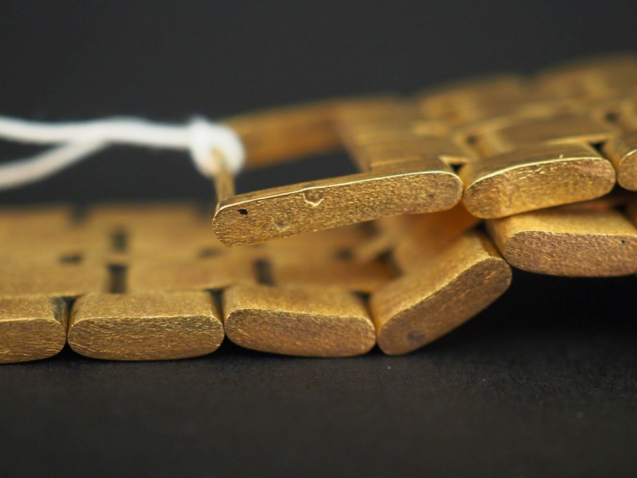 OMEGA. Montre or "Seamaster", bracelet tank en or. Poids tel : 103 g  