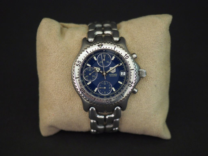 TAG HEUER, Automatic Montre bracelet d'homme en acier.  Boitier à lune