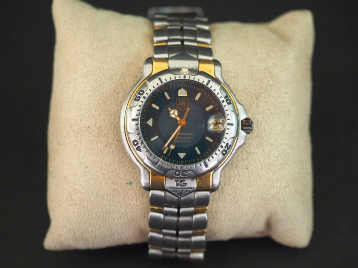 TAG HEUER, Chronometer Montre bracelet d'homme en acier. Boitier à lun