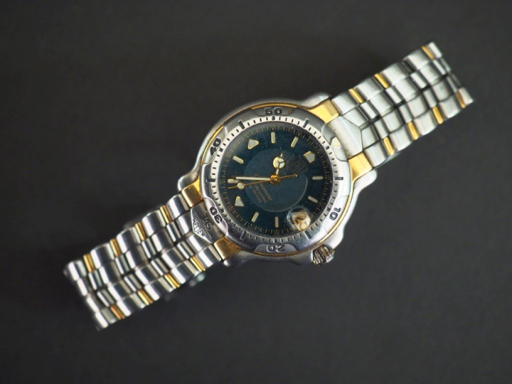 TAG HEUER, Chronometer Montre bracelet d'homme en acier. Boitier à lun