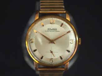 Vente aux enchères DUWARD. Montre d'homme en métal doré.   
