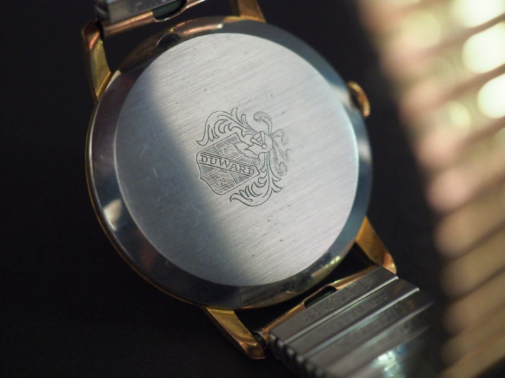 DUWARD. Montre d'homme en métal doré.   