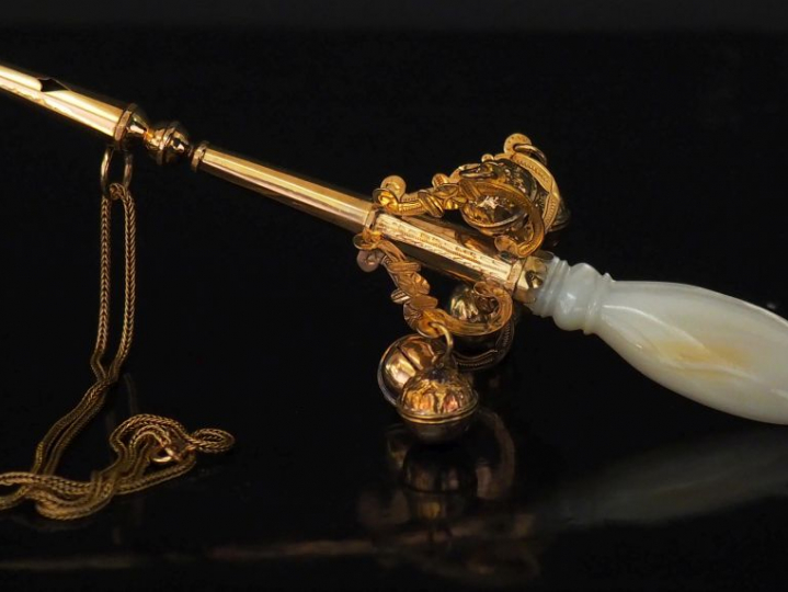 Hochet Napoléon III en or et nacre. Poids tel : 31 g On y joint une ch