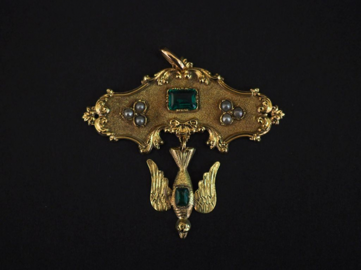 Pendentif Napoléon III en or, émeraudes et perles, à décor de St Espri